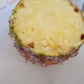 丸ごとパイナップルの切り方 レシピ 作り方 By じゃが塩 楽天レシピ